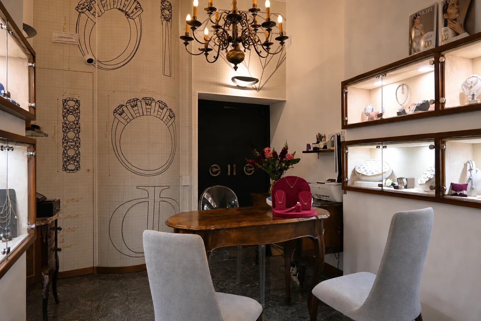 Interno della gioielleria Preziose Follie — sala consulenza con vetrine, Via Mazzini / 43D Trieste